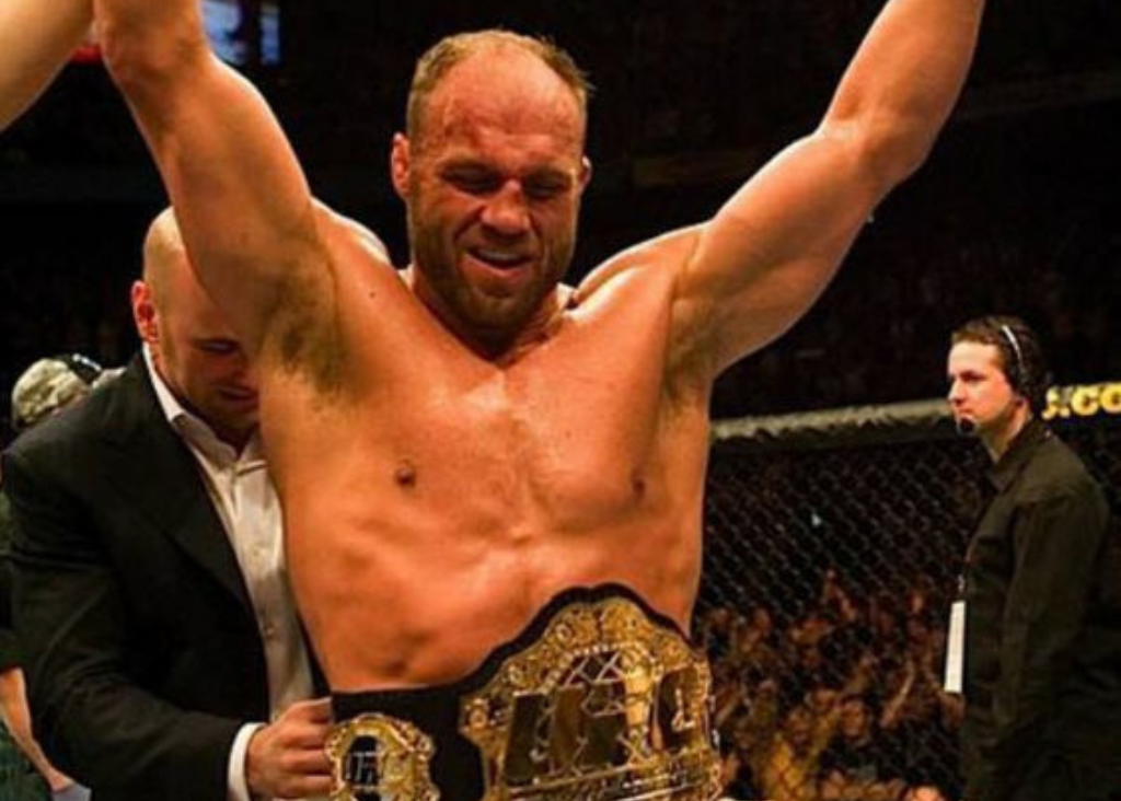 著名的八角籠比賽獲勝者：蘭迪 · 庫圖爾 (Randy Couture)